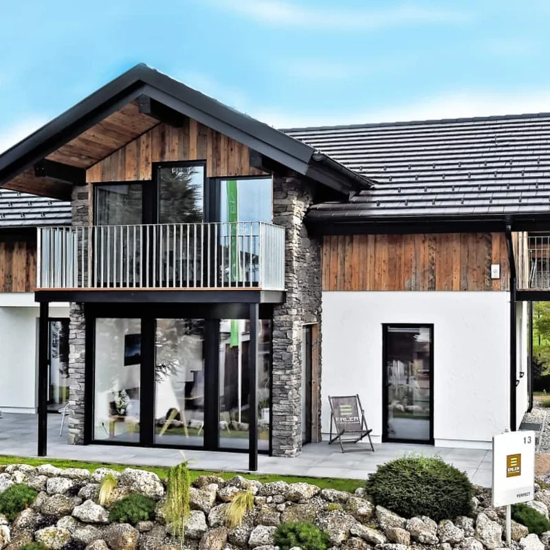 Erler Haus – Musterhaus, individuell gebautes Haus mit Holz- und Steinfassade