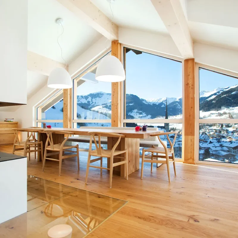 Erler Haus – Innenraum aus natürlichen Materialien mit Panoramafenster