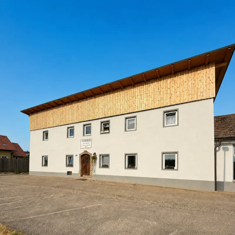 Zimmer Kronstorf – Außenansicht des renovierten Hauses